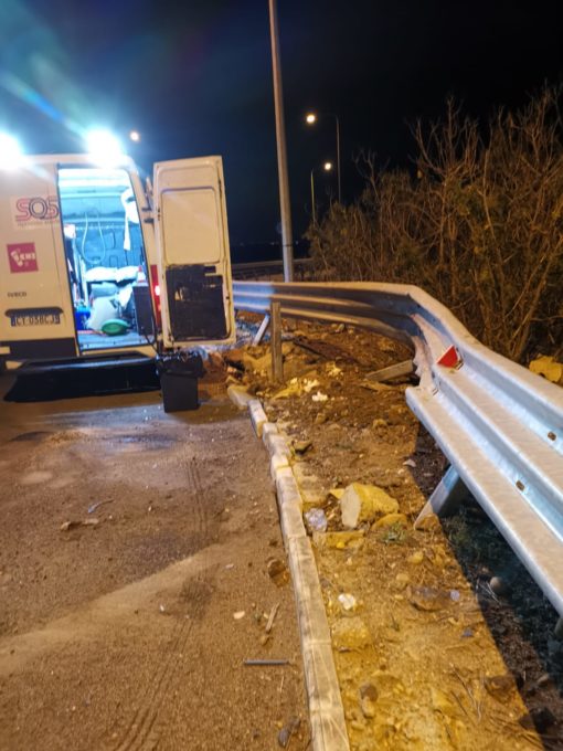 AUTO “TIRA DRITTO” ED ESCE DI STRADA ALLA ROTONDA, SULLA SS417