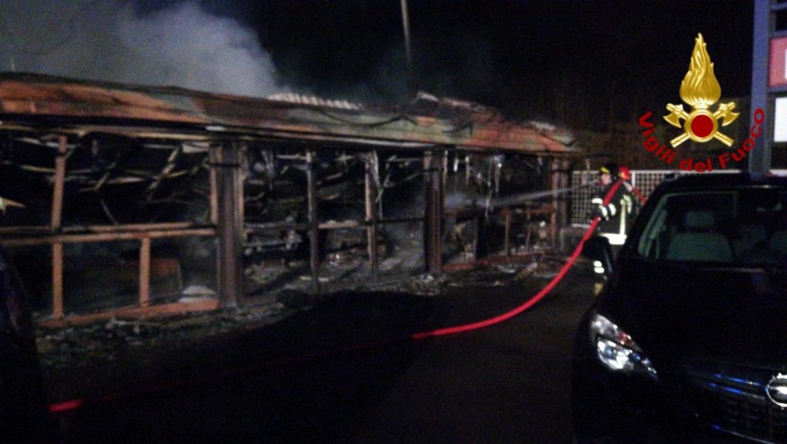 ACIREALE: VASTO INCENDIO QUESTA NOTTE IN UN AUTOSALONE