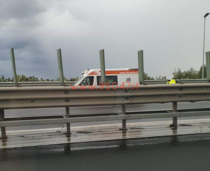 INCIDENTE SULLA SS121 AUTO SBANDA E FINISCE IN MEZZO ALLA CARREGGIATA