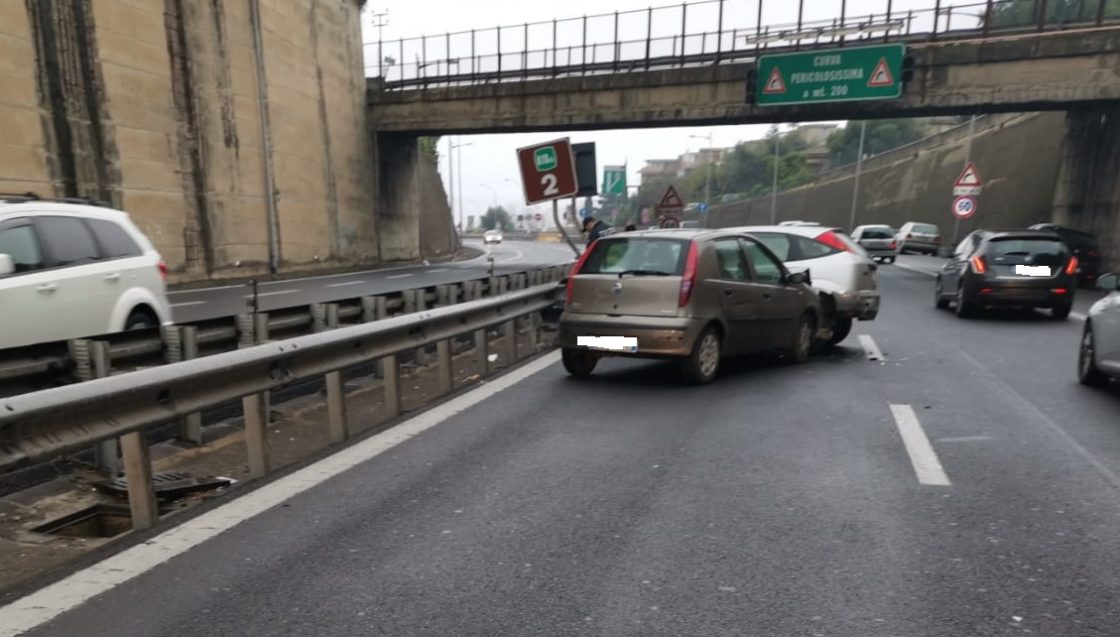 CATANIA: INCIDENTE SUL VIALE MEDITERRANEO, LUNGHE CODE - FOTO