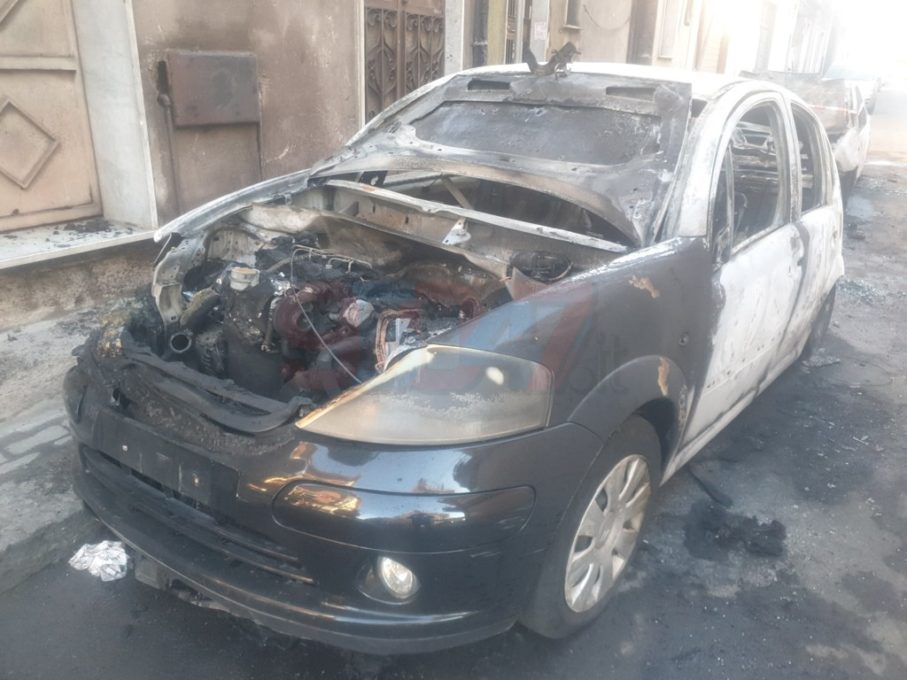 PATERNO': DUE AUTO IN FIAMME NELLA NOTTE, DENUNCIATO L'AUTORE DEL GESTO