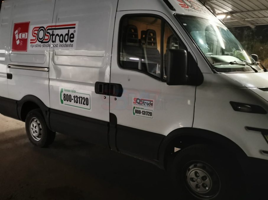 INCIDENTE NELLA NOTTE SULLA SS121, PERDE IL CONTROLLO DELL'AUTO E SI RIBALTA