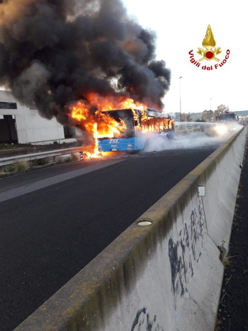 AUTOBUS IN FIAMME A PIANO TAVOLA