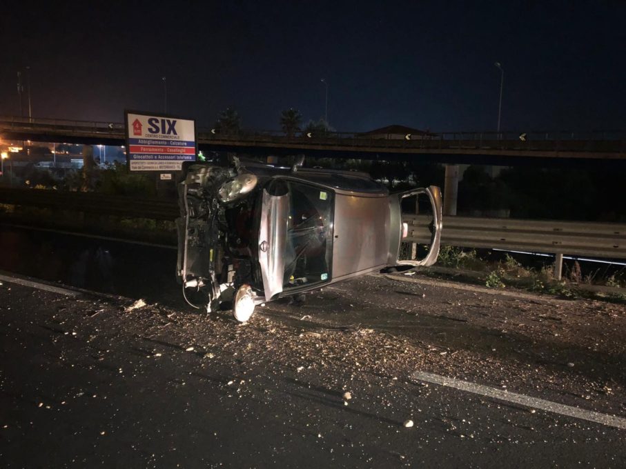 INCIDENTE NELLA NOTTE SULLA SS121, PERDE IL CONTROLLO DELL'AUTO E SI RIBALTA