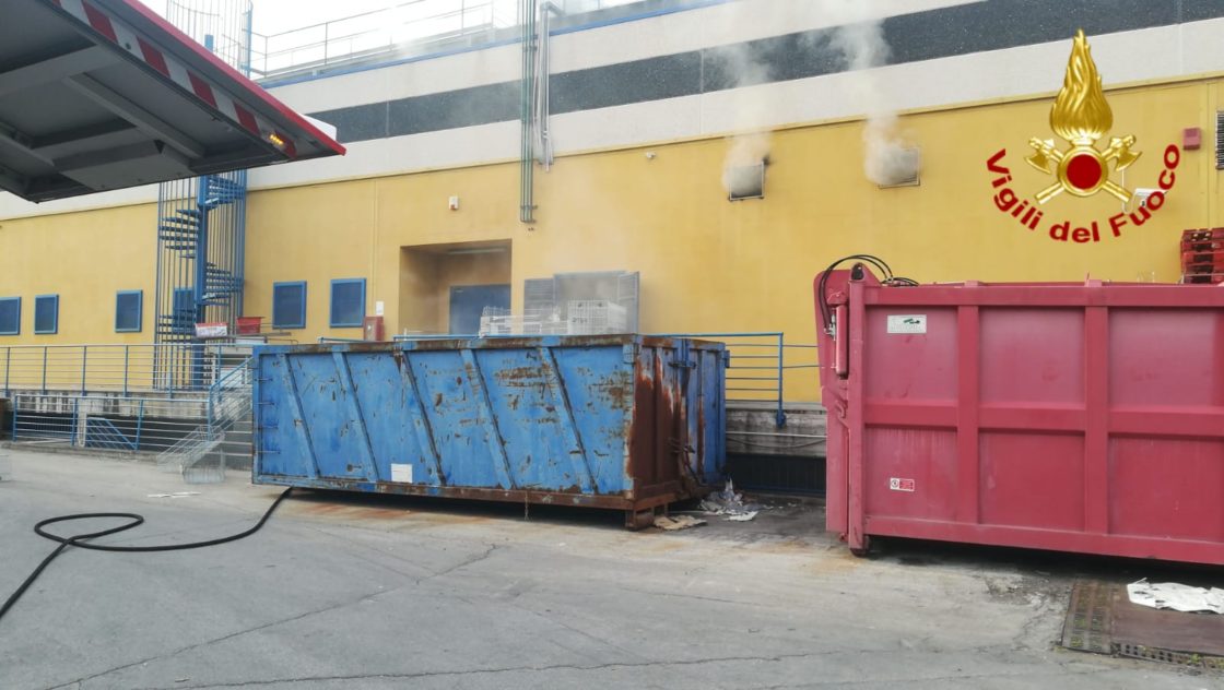 INCENDIO REFRIGERATORE AL CENTRO COMMERCIALE "I CICLOPI" DI ACIREALE