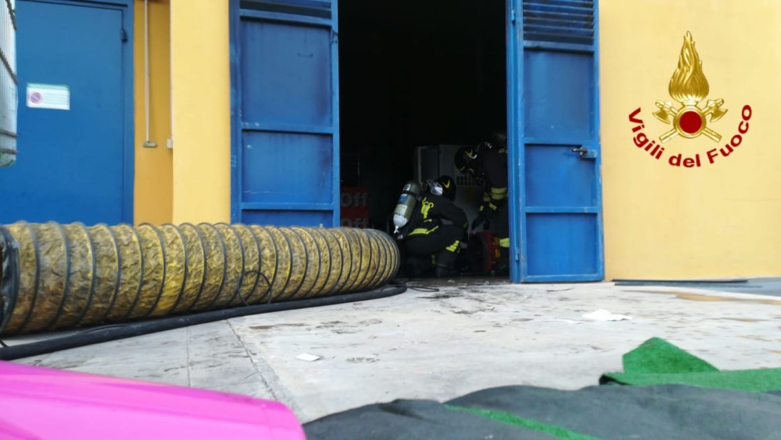 INCENDIO REFRIGERATORE AL CENTRO COMMERCIALE "I CICLOPI" DI ACIREALE
