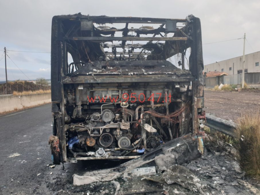 PIANO TAVOLA, UN AUTOBUS DELLA FCE PRENDE FUOCO A BORDO SOLO IL CONDUCENTE