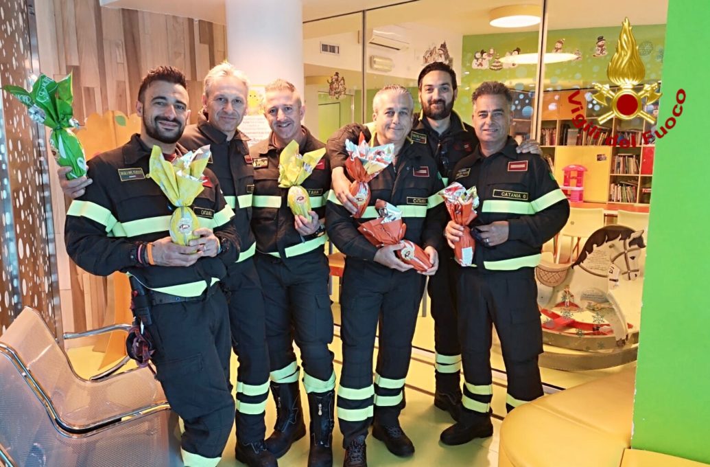 CATANIA: I VIGILI DEL FUOCO PORTANO LE UOVA PASQUALI AI BAMBINI RICOVERATI