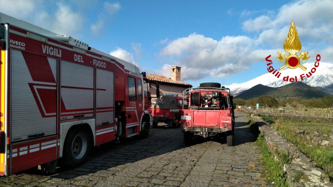 TURISTI TEDESCHI DISPERSI SULL'ETNA, SALVATI DAI VIGILI DEL FUOCO