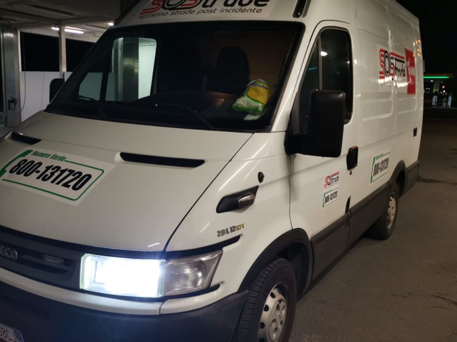 INCIDENTE NELLA NOTTE SULLA SS121, PERDE IL CONTROLLO DELL'AUTO E SI RIBALTA