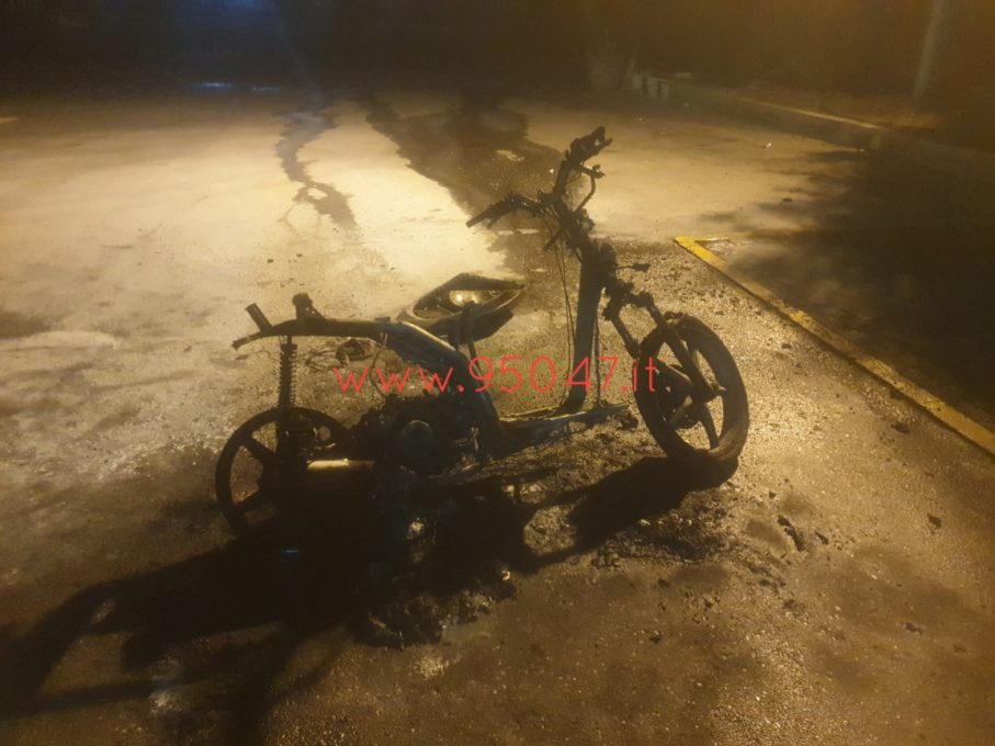 PATERNO': PAURA PER SCOOTER IN FIAMME - LE FOTO