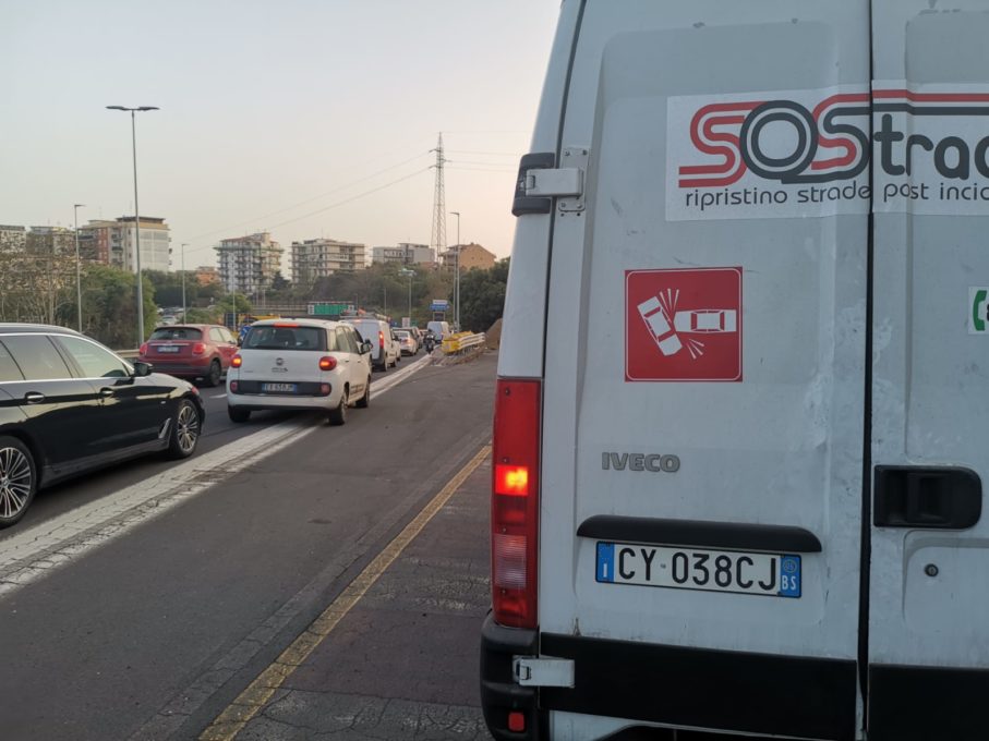 AUTO SI RIBALTA, CHIUSA TEMPORANEAMENTE L’AUTOSTRADA A18DIR DIRAMAZIONE DI CATANIA