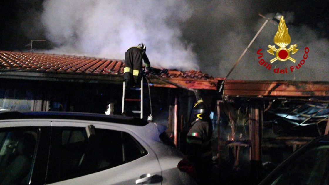 ACIREALE: VASTO INCENDIO QUESTA NOTTE IN UN AUTOSALONE