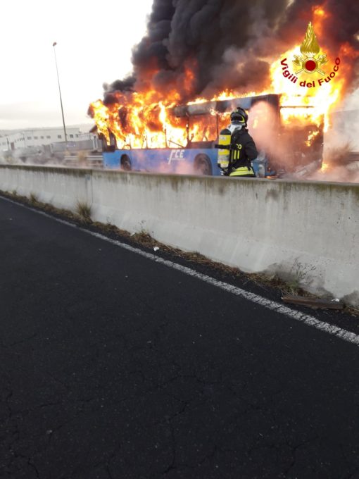AUTOBUS IN FIAMME A PIANO TAVOLA