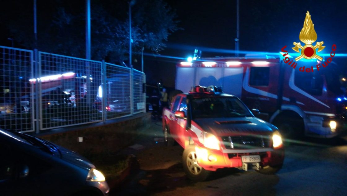 ACIREALE: VASTO INCENDIO QUESTA NOTTE IN UN AUTOSALONE