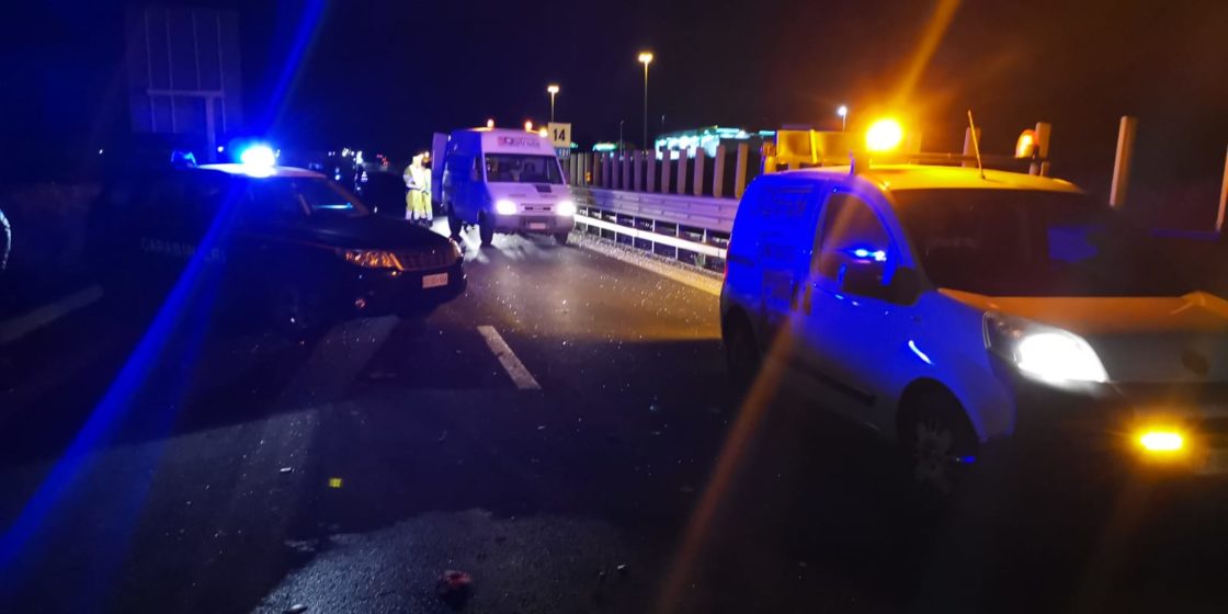 PAUROSO INCIDENTE SULLA SS121, UN AUTO CAPOVOLTA ED UNA NELLA SCARPATA