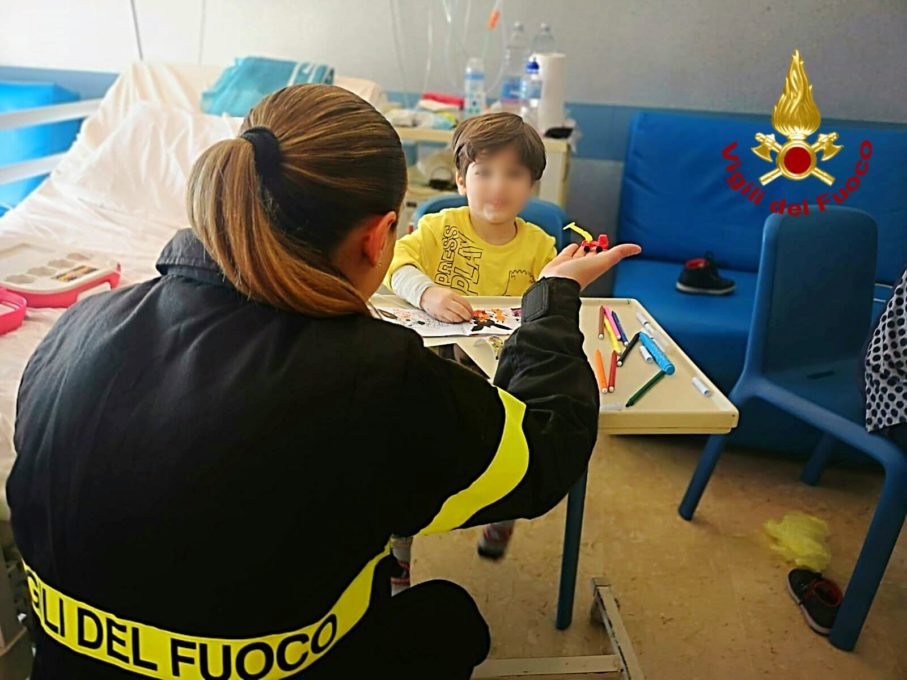 CATANIA: I VIGILI DEL FUOCO PORTANO LE UOVA PASQUALI AI BAMBINI RICOVERATI