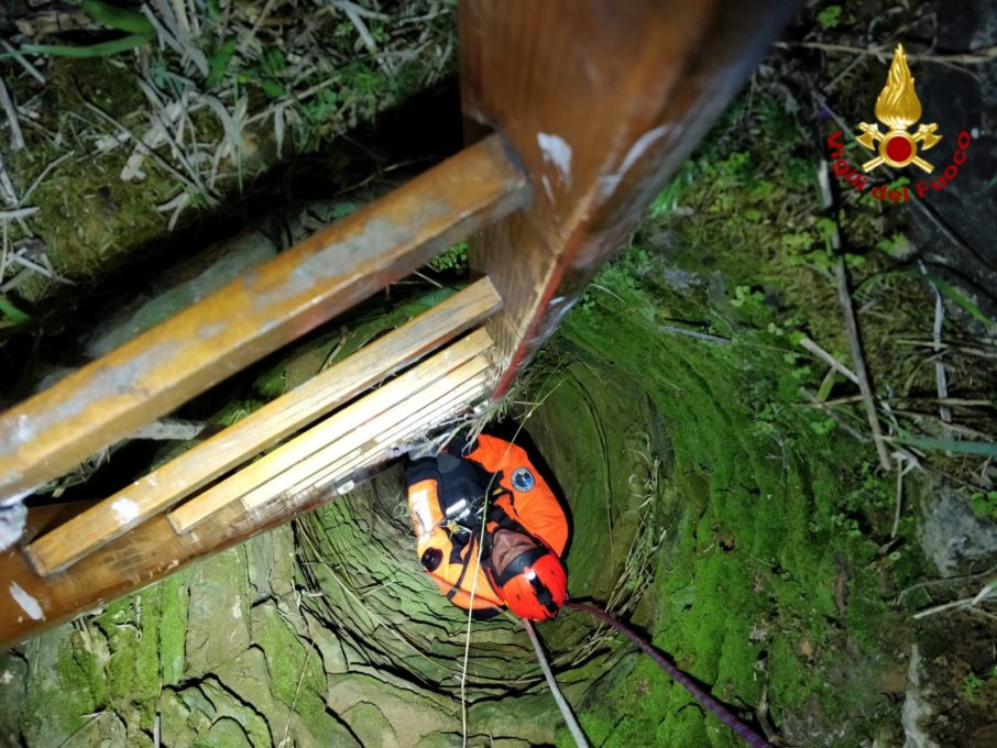 CALTAGIRONE, VIGILI DEL FUOCO SALVANO CAPRA FINITA DENTRO UN POZZO