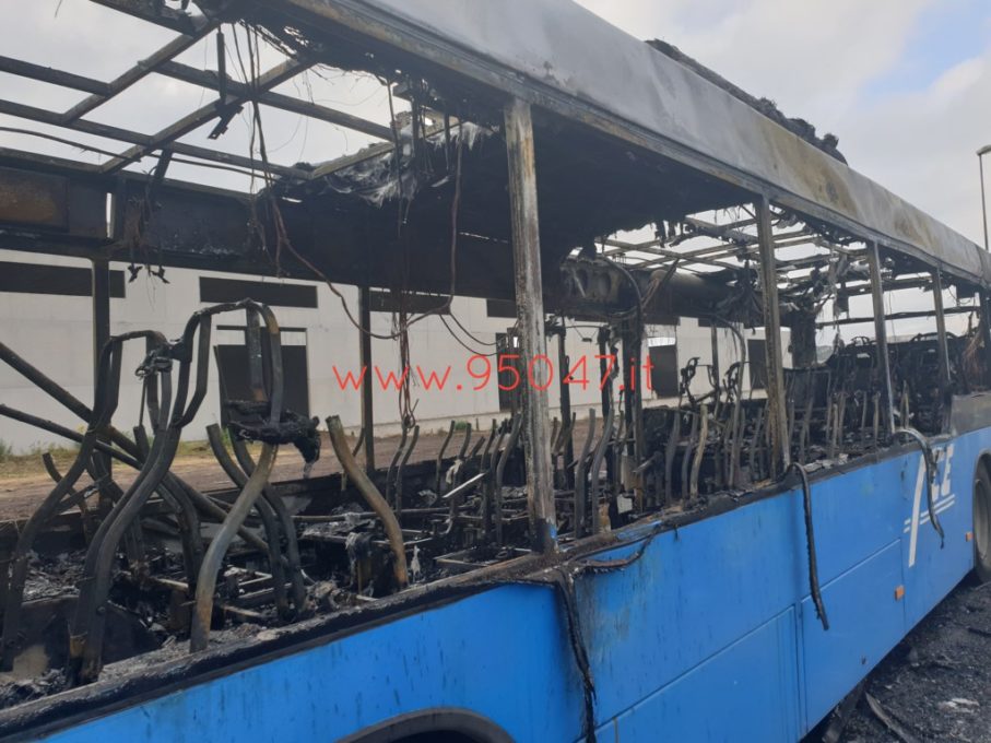 AUTOBUS IN FIAMME A PIANO TAVOLA
