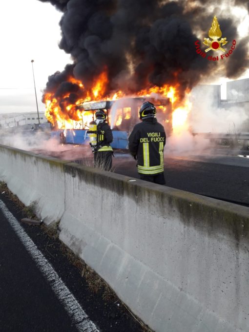 PIANO TAVOLA, UN AUTOBUS DELLA FCE PRENDE FUOCO A BORDO SOLO IL CONDUCENTE