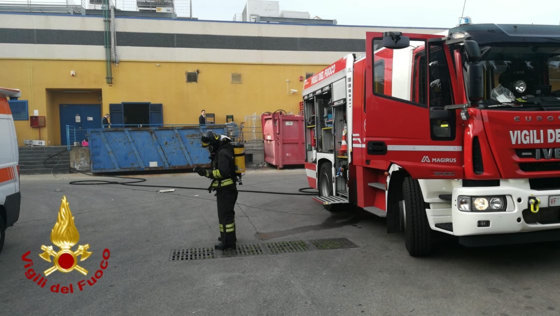 INCENDIO REFRIGERATORE AL CENTRO COMMERCIALE "I CICLOPI" DI ACIREALE