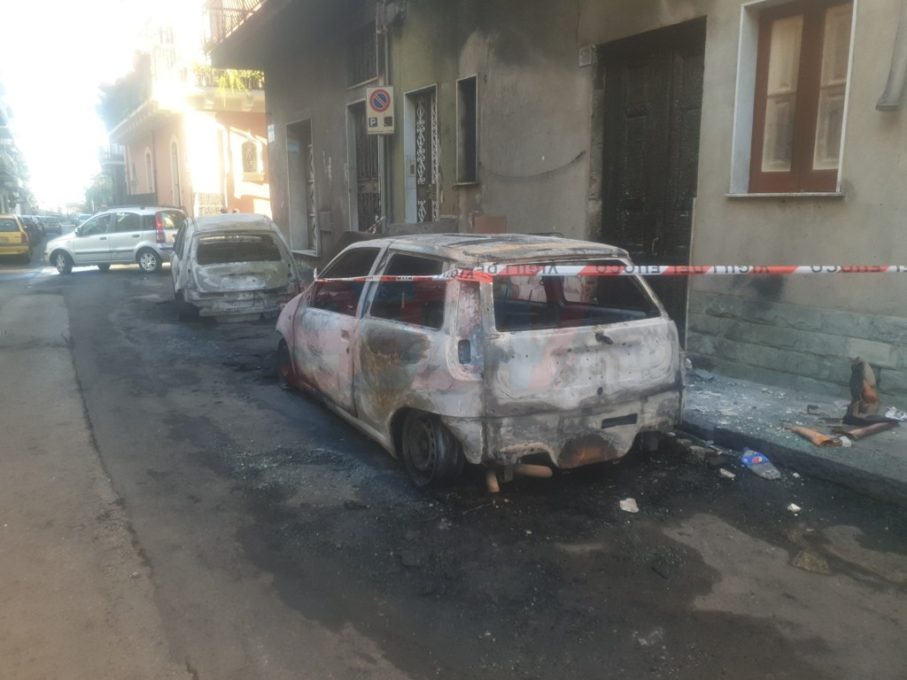 PATERNO': DUE AUTO IN FIAMME NELLA NOTTE