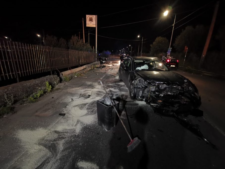 MOTTA SANT'ANASTASIA: SCONTRO TRA DUE AUTO NELLA NOTTE, 3 FERITI
