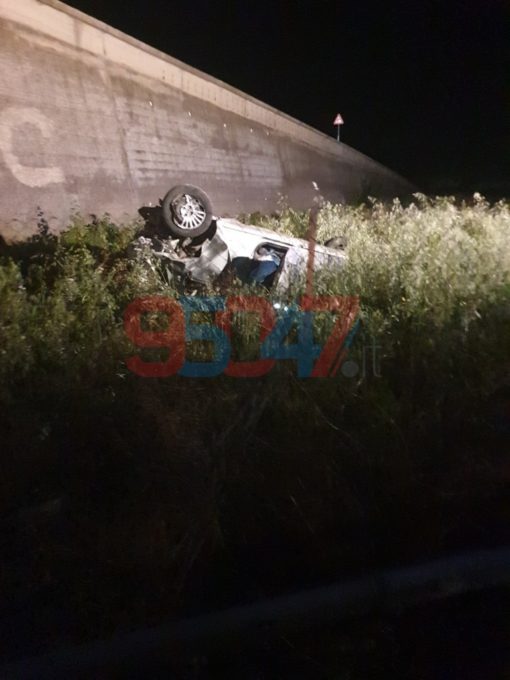 INCIDENTE SS121, UN AUTO CAPOVOLTA ED UNA NELLA SCARPATA