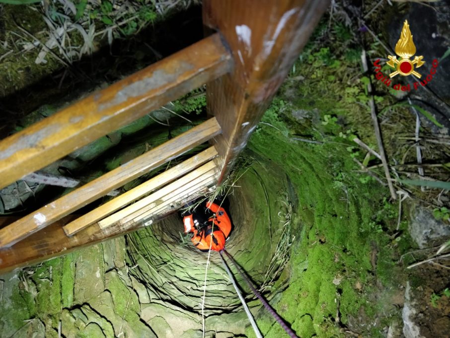 CALTAGIRONE, VIGILI DEL FUOCO SALVANO CAPRA FINITA DENTRO UN POZZO