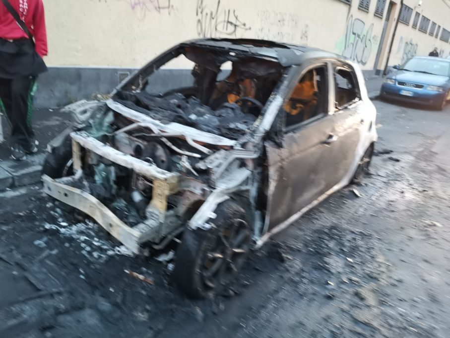 CATANIA: AUTO IN FIAMME, TANTA PAURA MA NESSUN FERITO