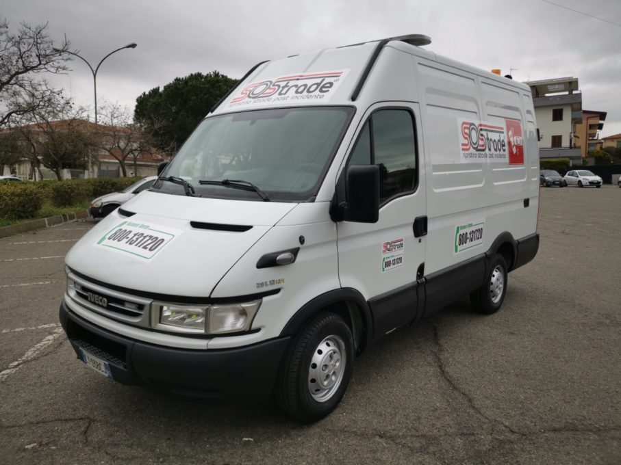 SAN GREGORIO: AUTO SI RIBALTA, CONDUCENTE FERITO