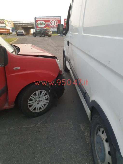 BELPASSO: INCIDENTE ROTONDA VALCORRENTE