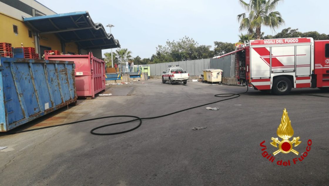 INCENDIO REFRIGERATORE AL CENTRO COMMERCIALE "I CICLOPI" DI ACIREALE