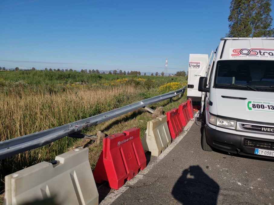 AUTO FINISCE IN SCARPATA NEI PRESSI DI SIGONELLA, NESSUN FERITO