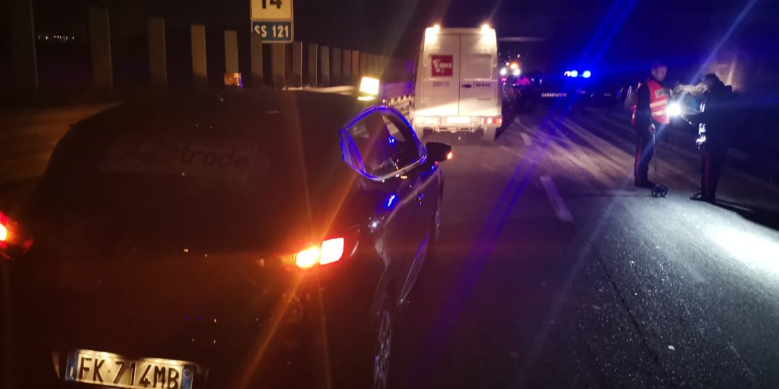PAUROSO INCIDENTE SULLA SS121, UN AUTO CAPOVOLTA ED UNA NELLA SCARPATA