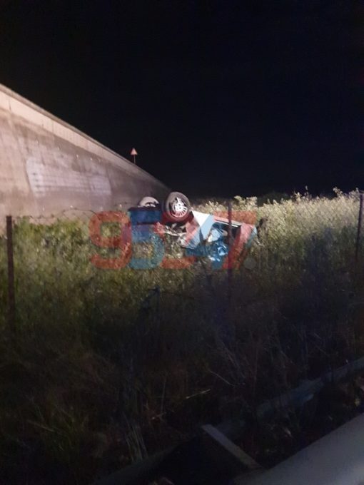 PAUROSO INCIDENTE SULLA SS121, UN AUTO CAPOVOLTA ED UNA NELLA SCARPATA