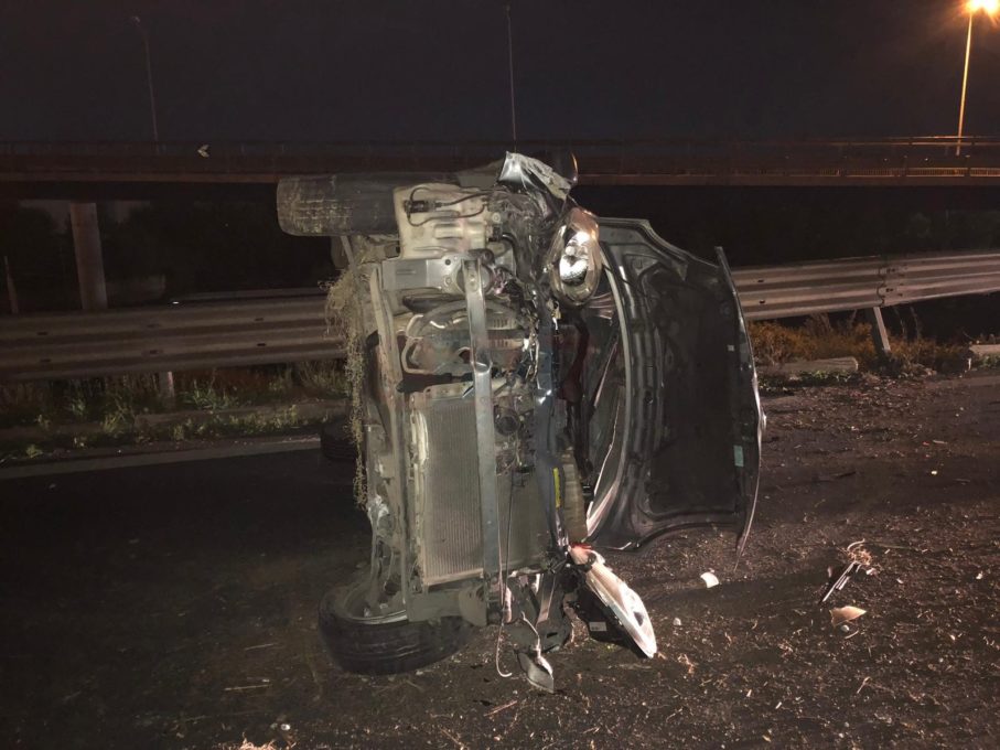 INCIDENTE NELLA NOTTE SULLA SS121, PERDE IL CONTROLLO DELL'AUTO E SI RIBALTA