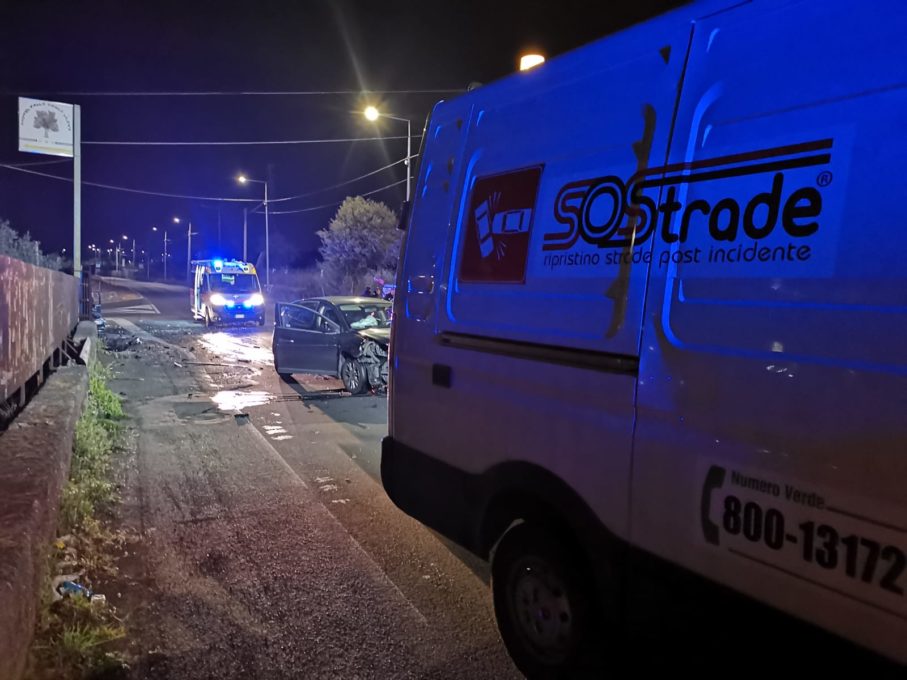 MOTTA SANT'ANASTASIA: SCONTRO TRA DUE AUTO NELLA NOTTE, 3 FERITI
