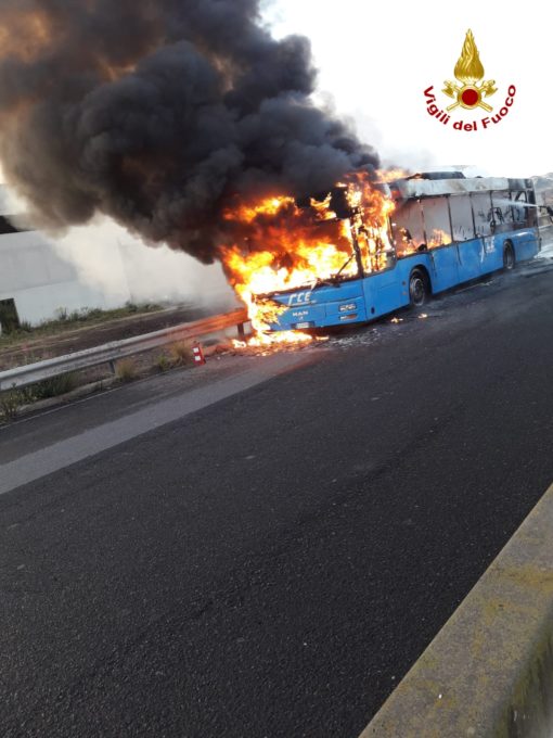 AUTOBUS IN FIAMME A PIANO TAVOLA