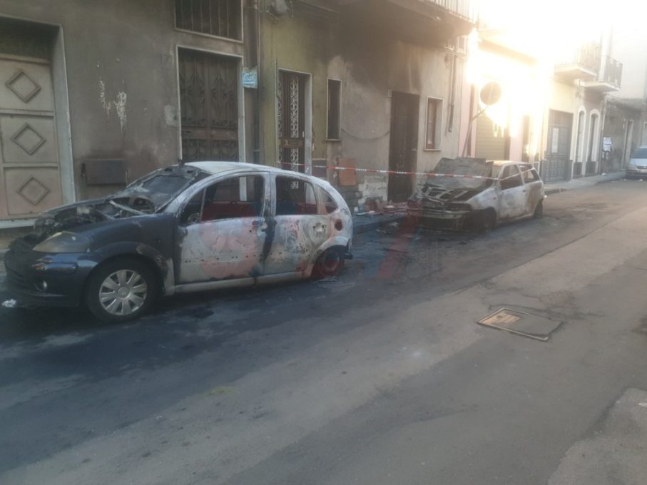 PATERNO': DUE AUTO IN FIAMME NELLA NOTTE