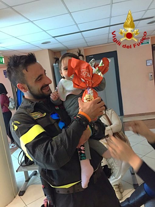 CATANIA: I VIGILI DEL FUOCO PORTANO LE UOVA PASQUALI AI BAMBINI RICOVERATI