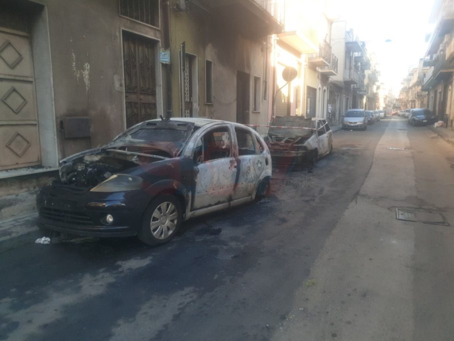 PATERNO': DUE AUTO IN FIAMME NELLA NOTTE