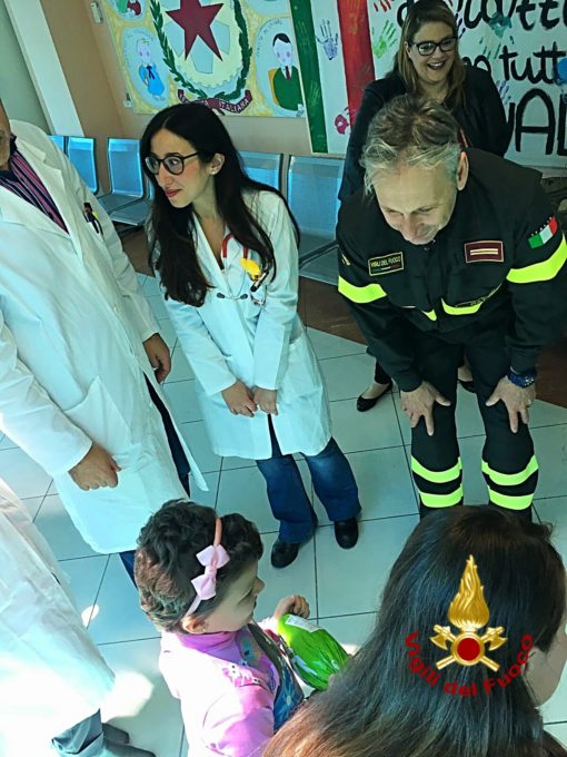 CATANIA: I VIGILI DEL FUOCO PORTANO LE UOVA PASQUALI AI BAMBINI RICOVERATI