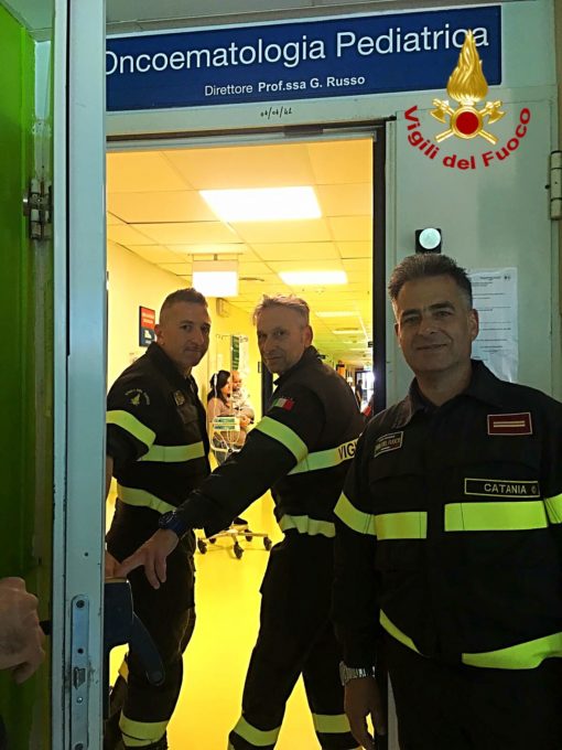 CATANIA: I VIGILI DEL FUOCO PORTANO LE UOVA PASQUALI AI BAMBINI RICOVERATI