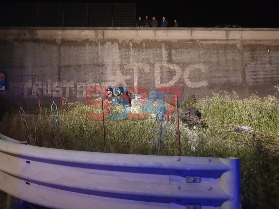 INCIDENTE SS121, UN AUTO CAPOVOLTA ED UNA NELLA SCARPATA