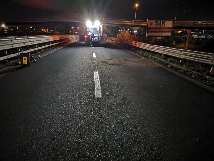 INCIDENTE NELLA NOTTE SULLA SS121, PERDE IL CONTROLLO DELL'AUTO E SI RIBALTA