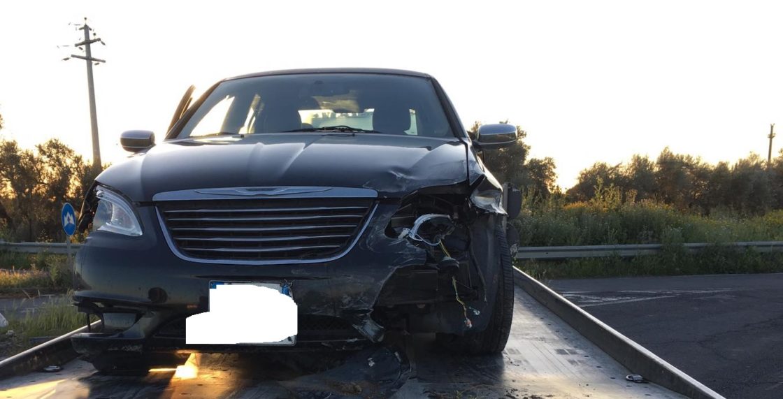 AUTO FINISCE IN SCARPATA NEI PRESSI DI SIGONELLA, NESSUN FERITO