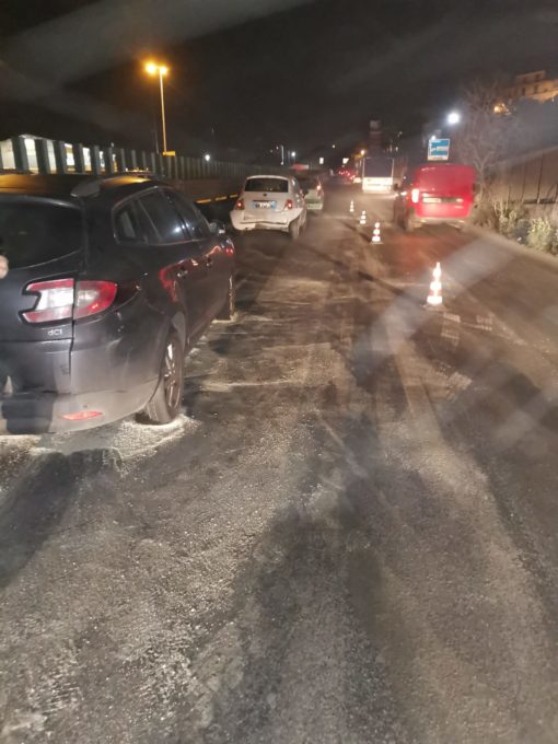 INCIDENTE SULLA SS121: COINVOLTE DUE AUTO ED UN FURGONE, FERITI