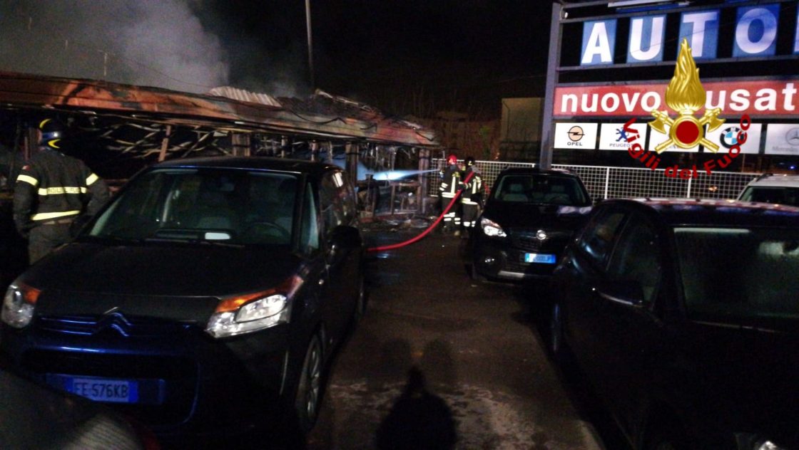 ACIREALE: VASTO INCENDIO QUESTA NOTTE IN UN AUTOSALONE