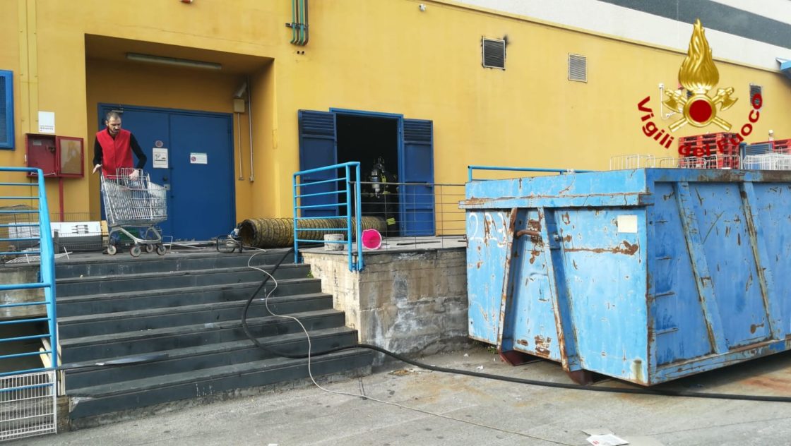 INCENDIO REFRIGERATORE AL CENTRO COMMERCIALE "I CICLOPI" DI ACIREALE